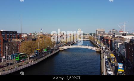 Berühmte Ha Penny Bridge in Dublin von oben Stockfoto