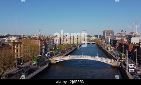 Berühmte Ha Penny Bridge in Dublin von oben Stockfoto