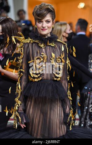 Louisa Jacobson trägt Schiaparelli Couture, während sie auf dem roten Teppich bei der Gala des Metropolitan Museum of Art Costume Institute 2022 spazierte, bei der sie die Eröffnung der Ausstellung mit dem Titel in America: An Anthology of Fashion feierte, die am 2. Mai 2022 im Metropolitan Museum of Art in New York, NY, stattfand. (Foto von Anthony Behar/Sipa USA) Stockfoto