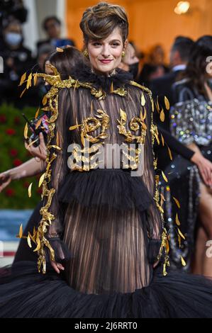 Louisa Jacobson trägt Schiaparelli Couture, während sie auf dem roten Teppich bei der Gala des Metropolitan Museum of Art Costume Institute 2022 spazierte, bei der sie die Eröffnung der Ausstellung mit dem Titel in America: An Anthology of Fashion feierte, die am 2. Mai 2022 im Metropolitan Museum of Art in New York, NY, stattfand. (Foto von Anthony Behar/Sipa USA) Stockfoto