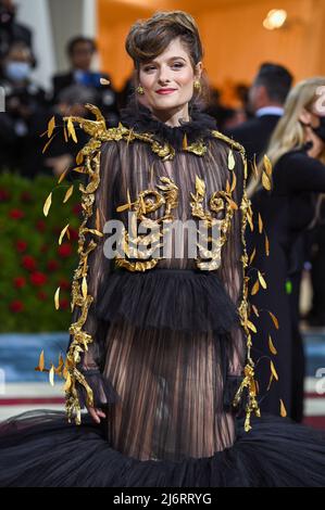 Louisa Jacobson trägt Schiaparelli Couture, während sie auf dem roten Teppich bei der Gala des Metropolitan Museum of Art Costume Institute 2022 spazierte, bei der sie die Eröffnung der Ausstellung mit dem Titel in America: An Anthology of Fashion feierte, die am 2. Mai 2022 im Metropolitan Museum of Art in New York, NY, stattfand. (Foto von Anthony Behar/Sipa USA) Stockfoto