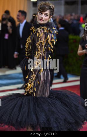 Louisa Jacobson trägt Schiaparelli Couture, während sie auf dem roten Teppich bei der Gala des Metropolitan Museum of Art Costume Institute 2022 spazierte, bei der sie die Eröffnung der Ausstellung mit dem Titel in America: An Anthology of Fashion feierte, die am 2. Mai 2022 im Metropolitan Museum of Art in New York, NY, stattfand. (Foto von Anthony Behar/Sipa USA) Stockfoto