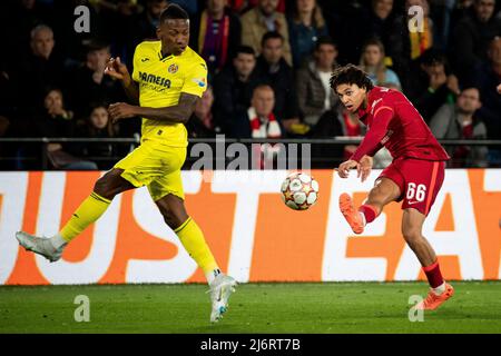 Villarreal, Spanien, 03. Mai 2022. Villarreals Pervis Estupinan (L) und Trent Alexander-Arnold vom FC Liverpool während des Halbfinales der Champions League zwischen Villarreal cf und Liverpool FC. Foto von Jose Miguel Fernandez /Alamy Live News ) Stockfoto