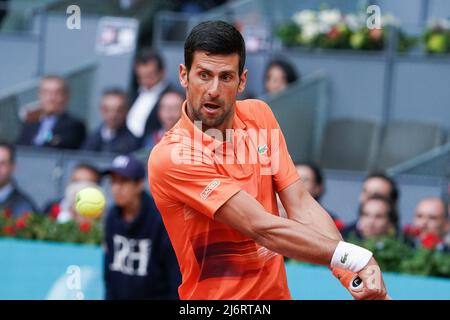 Madrid, Spanien - 03. Mai 2022Novak Djokovic aus Serbien spielt während seines Einzelspieles gegen Gael Monfils aus Frankreich während des sechsten Tages der Mutua Madrid Open im La Caja Magica in Madrid. Novak Djokovic gewonnen von (6-3,6-2) Stockfoto