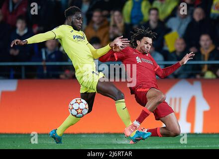 (220504) -- VILA-REAL, 4. Mai 2022 (Xinhua) -- Boulaye Dia (L) aus Villarreal steht mit Alexander Arnold aus Liverpool während des UEFA Champions League-Halbfinalspiels in der zweiten Liga zwischen Villarreal aus Spanien und Liverpool aus England in Vila-Real, Spanien, 3. Mai 2022. (Str/Xinhua) Stockfoto