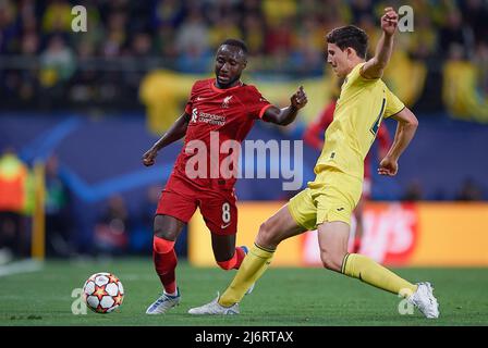 (220504) -- VILA-REAL, 4. Mai 2022 (Xinhua) -- Pau Torres (R) aus Villarreal steht mit Naby Keita aus Liverpool während des UEFA Champions League-Halbfinalspiels in der zweiten Liga zwischen Villarreal aus Spanien und Liverpool aus England in Vila-Real, Spanien, am 3. Mai 2022 auf. (Str/Xinhua) Stockfoto