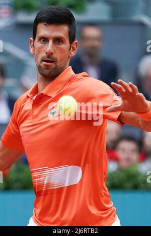 Madrid, Spanien - 03. Mai 2022Novak Djokovic aus Serbien spielt während seines Einzelspieles gegen Gael Monfils aus Frankreich während des sechsten Tages der Mutua Madrid Open im La Caja Magica in Madrid. Novak Djokovic gewonnen von (6-3,6-2) Stockfoto