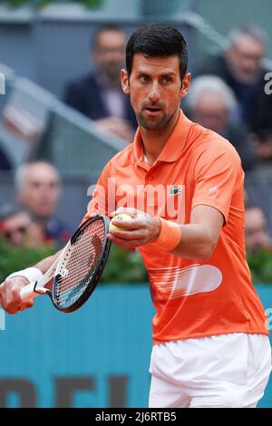 Madrid, Spanien - 03. Mai 2022Novak Djokovic aus Serbien spielt während seines Einzelspieles gegen Gael Monfils aus Frankreich während des sechsten Tages der Mutua Madrid Open im La Caja Magica in Madrid. Novak Djokovic gewonnen von (6-3,6-2) Stockfoto