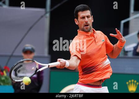 Madrid, Spanien - 03. Mai 2022Novak Djokovic aus Serbien spielt während seines Einzelspieles gegen Gael Monfils aus Frankreich während des sechsten Tages der Mutua Madrid Open im La Caja Magica in Madrid. Novak Djokovic gewonnen von (6-3,6-2) Stockfoto