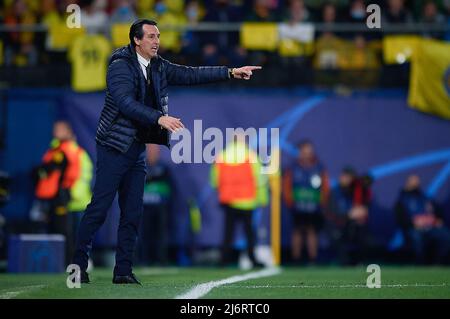 (220504) -- VILA-REAL, 4. Mai 2022 (Xinhua) -- Villarreals Cheftrainer Unai Emery reagiert während des UEFA Champions League-Halbfinalspiels in der zweiten Etappe zwischen Villarreal aus Spanien und Liverpool aus England in Vila-Real, Spanien, 3. Mai 2022. (Str/Xinhua) Stockfoto