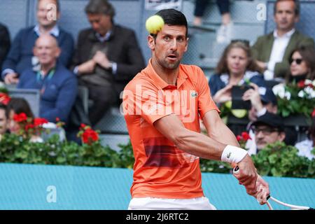 Madrid, Spanien - 03. Mai 2022Novak Djokovic aus Serbien spielt während seines Einzelspieles gegen Gael Monfils aus Frankreich während des sechsten Tages der Mutua Madrid Open im La Caja Magica in Madrid. Novak Djokovic gewonnen von (6-3,6-2) Stockfoto