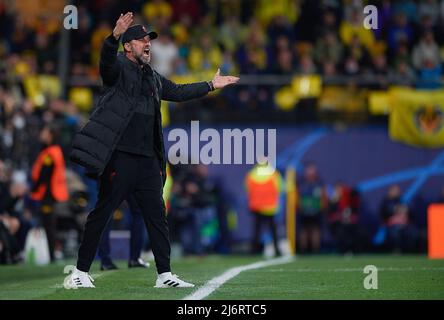 (220504) -- VILA-REAL, 4. Mai 2022 (Xinhua) -- Liverpools Cheftrainer Jurgen Klopp reagiert während des UEFA Champions League-Halbfinalspiels zwischen Villarreal (Spanien) und Liverpool (England) in Vila-Real (Spanien), 3. Mai 2022. (Str/Xinhua) Stockfoto