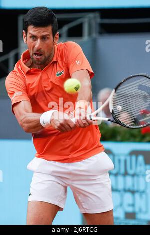 Madrid, Spanien - 03. Mai 2022Novak Djokovic aus Serbien spielt während seines Einzelspieles gegen Gael Monfils aus Frankreich während des sechsten Tages der Mutua Madrid Open im La Caja Magica in Madrid. Novak Djokovic gewonnen von (6-3,6-2) Stockfoto