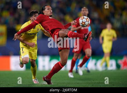 (220504) -- VILA-REAL, 4. Mai 2022 (Xinhua) -- Virgil van Dijk (R) von Liverpool kontrolliert den Ball während des UEFA Champions League-Halbfinalspiels in der zweiten Etappe zwischen Villarreal (Spanien) und Liverpool (England) in Vila-Real (Spanien), 3. Mai 2022. (Str/Xinhua) Stockfoto