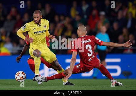 (220504) -- VILA-REAL, 4. Mai 2022 (Xinhua) -- Etienne Capoue (L) aus Villarreal steht während des Halbfinalspiels der UEFA Champions League zwischen Villarreal aus Spanien und Liverpool aus England in Vila-Real, Spanien, am 3. Mai 2022 mit Fabinha aus Liverpool auf dem Spiel. (Str/Xinhua) Stockfoto