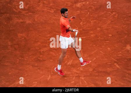 Madrid, Spanien - 03. Mai 2022Novak Djokovic aus Serbien spielt während seines Einzelspieles gegen Gael Monfils aus Frankreich während des sechsten Tages der Mutua Madrid Open im La Caja Magica in Madrid. Novak Djokovic gewonnen von (6-3,6-2) Stockfoto