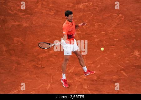 Madrid, Spanien - 03. Mai 2022Novak Djokovic aus Serbien spielt während seines Einzelspieles gegen Gael Monfils aus Frankreich während des sechsten Tages der Mutua Madrid Open im La Caja Magica in Madrid. Novak Djokovic gewonnen von (6-3,6-2) Stockfoto