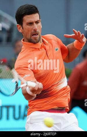 Madrid, Spanien - 03. Mai 2022Novak Djokovic aus Serbien spielt während seines Einzelspieles gegen Gael Monfils aus Frankreich während des sechsten Tages der Mutua Madrid Open im La Caja Magica in Madrid. Novak Djokovic gewonnen von (6-3,6-2) Stockfoto