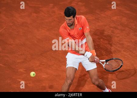 Madrid, Spanien - 03. Mai 2022Novak Djokovic aus Serbien spielt während seines Einzelspieles gegen Gael Monfils aus Frankreich während des sechsten Tages der Mutua Madrid Open im La Caja Magica in Madrid. Novak Djokovic gewonnen von (6-3,6-2) Stockfoto