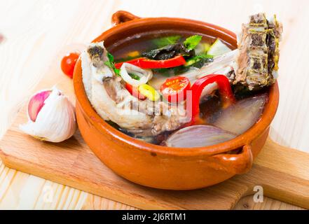 Lammsuppe mit Gemüse, Zitrone, Zwiebel und Gemüse, serviert in einer Schüssel Stockfoto