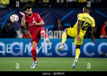 Villarreal, Spanien, 03. Mai 2022. Mahamed Salah vom FC Liverpool (L) und Pervis Estupinan von Villarreal im Halbfinale des Champions-League-Spiels zwischen Villarreal cf und Liverpool FC. Foto von Jose Miguel Fernandez /Alamy Live News ) Stockfoto