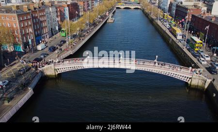 Berühmte Ha Penny Bridge in Dublin von oben Stockfoto