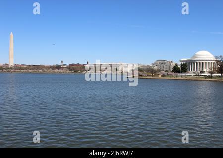 Sunny Washington Monument Jefferson Memorial West Potomac Park Stockfoto