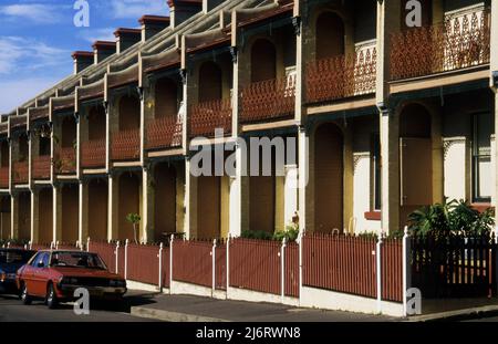 EINE REIHE VON TERRASSENHÄUSERN IN DER INNENSTADT VON SYDNEY VORORT WOOLLOOMOOLOO IN DEN SPÄTEN 70'S AUFGENOMMEN Stockfoto