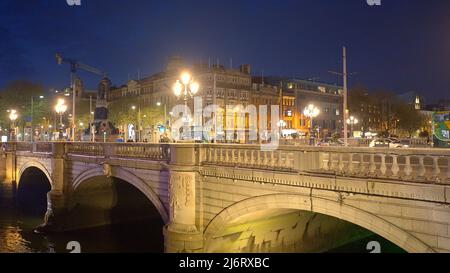 O Connell Bridge in Dublin bei Nacht - DUBLIN, IRLAND - 20. APRIL 2022 Stockfoto