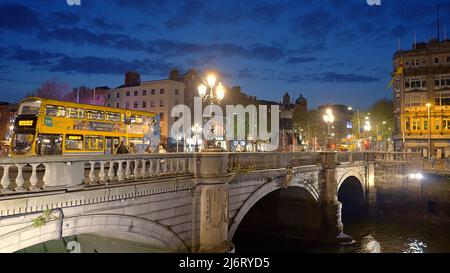 O Connell Bridge in Dublin bei Nacht - DUBLIN, IRLAND - 20. APRIL 2022 Stockfoto