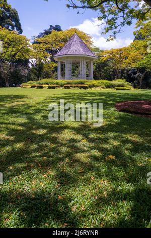 Dieser achteckige Pavillon liegt auf einem Hügel, der als „The Bandstand“ bekannt ist, und wurde 1930 errichtet und ist eine beliebte Attraktion in den Botanischen Gärten von Singapur. Stockfoto