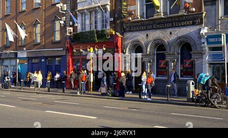 Dame Street im Stadtzentrum von Dublin - DUBLIN, IRLAND - 20. APRIL 2022 Stockfoto