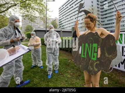 Demonstrator der weiblichen Ozeanaufstand mit einem Schild mit verschmutzter Wolke, auf dem steht: LNG, gesehen während des Global LNG Bankering Summit. Während des Global LNG Bankering Summit 2022 stellt die Industrie fest, dass LNG oder Flüssigerd-Erdgas im Vergleich zu schwerem Heizöl der sauberste verfügbare Schiffskraftstoff ist. LNG hat deutlich geringere Emissionen von CO2 und fast nicht vorhandene Partikelemissionen und ist eine sichere Technologie, die einen höheren Energiegehalt und niedrigere Betriebskosten bietet. Ziel der 3-tägigen Konferenz ist es, den Start von Flüssig-Erdgas (LNG) in der Schifffahrt und im Import zu initiieren und den Requiret einzurichten Stockfoto