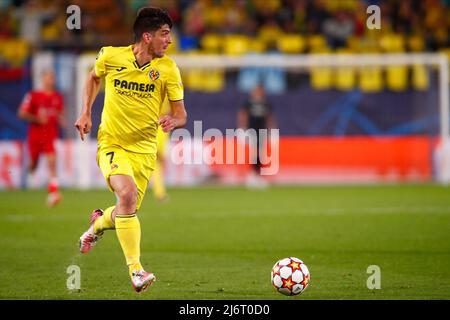 Villarreal, Spanien. Mai 3. 2022: El Madrigal, Villarreal, Spanien: Champions League Halbfinale 2.:30; Villarreal gegen FC Liverpool: Montero von Villarreal bricht nach vorne Credit: Action Plus Sports Images/Alamy Live News Stockfoto