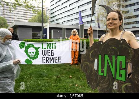 Demonstrator der weiblichen Ozeanaufstand mit einem Schild mit verschmutzter Wolke, auf dem steht: LNG, gesehen während des Global LNG Bankering Summit. Während des Global LNG Bankering Summit 2022 stellt die Industrie fest, dass LNG oder Flüssigerd-Erdgas im Vergleich zu schwerem Heizöl der sauberste verfügbare Schiffskraftstoff ist. LNG hat deutlich geringere Emissionen von CO2 und fast nicht vorhandene Partikelemissionen und ist eine sichere Technologie, die einen höheren Energiegehalt und niedrigere Betriebskosten bietet. Ziel der 3-tägigen Konferenz ist es, den Start von Flüssig-Erdgas (LNG) in der Schifffahrt und im Import zu initiieren und den Requiret einzurichten Stockfoto