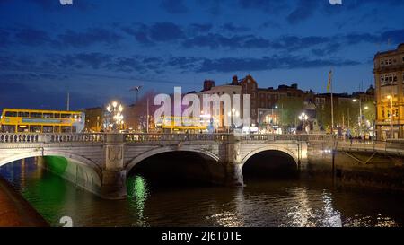 O Connell Bridge in Dublin bei Nacht - DUBLIN, IRLAND - 20. APRIL 2022 Stockfoto
