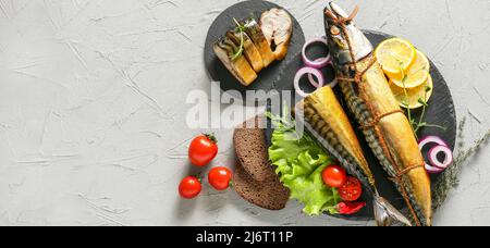 Schmackhafter geräucherter Makrelenfisch mit Gemüse und Brot auf grunge-Hintergrund mit Platz für Text Stockfoto