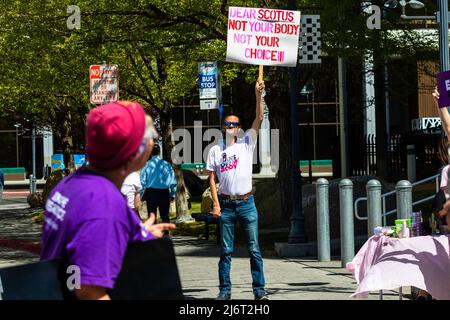 Reno, USA - am 03. Mai 2022 hält Ein Protestierende ein Zeichen, das seine Meinung während der Demonstration zum Ausdruck bringt. Demonstranten versammelten sich vor dem Bundesgericht als Reaktion auf das durchgesickerte SCOTUS-Dokument. Stockfoto