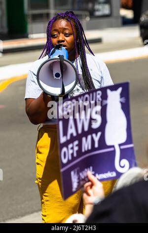 Reno, USA - am 03. Mai 2022 Spricht Ein Protestor auf einem Megaphon vor einer Menschenmenge. Demonstranten versammelten sich vor dem Bundesgericht als Reaktion auf das durchgesickerte SCOTUS-Dokument. Stockfoto