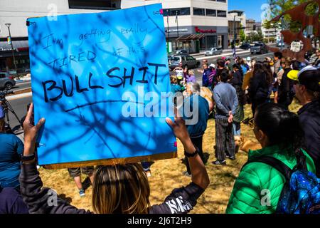 Reno, USA - am 03. Mai 2022 versammeln sich Demonstranten vor dem Bundesgebäude während der Demonstration. Demonstranten versammelten sich vor dem Bundesgericht als Reaktion auf das durchgesickerte SCOTUS-Dokument. Stockfoto