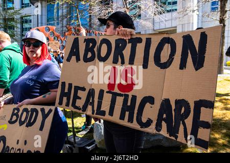 Reno, USA - am 03. Mai 2022 hält Ein Protestler ein Zeichen mit der Aufschrift „Abtreibung ist Gesundheitsversorgung“ während der Demonstration. Demonstranten versammelten sich vor dem Bundesgericht als Reaktion auf das durchgesickerte SCOTUS-Dokument. Stockfoto
