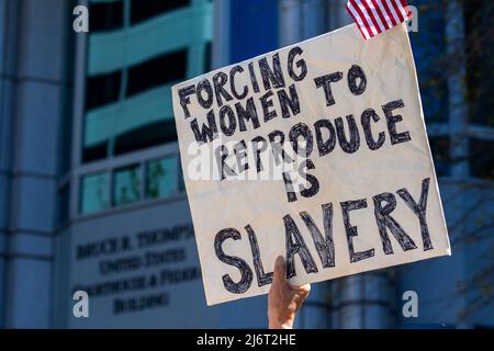 Reno, USA - 03. Mai 2022, Ein Zeichen, das besagt, dass „Frauen zur Reproduktion zu zwingen, Sklaverei ist“, das während der Demonstration gesehen wurde. Demonstranten versammelten sich vor dem Bundesgericht als Reaktion auf das durchgesickerte SCOTUS-Dokument. Stockfoto