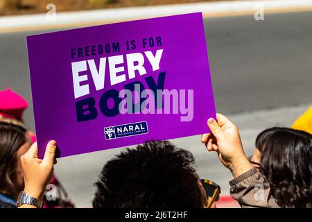 Reno, USA - am 03. Mai 2022 hält Ein Protestierende während der Demonstration ein Schild. Demonstranten versammelten sich vor dem Bundesgericht als Reaktion auf das durchgesickerte SCOTUS-Dokument. Stockfoto