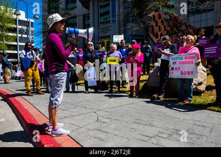 Reno, USA - am 03. Mai 2022 Spricht Ein Protestor auf einem Megaphon vor einer Menschenmenge. Demonstranten versammelten sich vor dem Bundesgericht als Reaktion auf das durchgesickerte SCOTUS-Dokument. Stockfoto