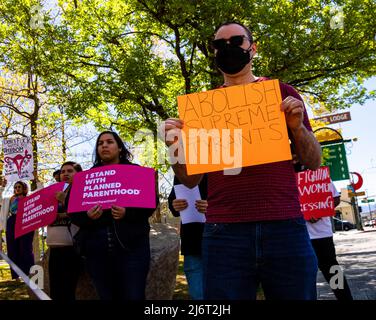 Reno, USA - am 03. Mai 2022 hält Ein Protestler ein Zeichen mit der Aufschrift "schafft die obersten Tyrannen ab" während der Demonstration. Demonstranten versammelten sich vor dem Bundesgericht als Reaktion auf das durchgesickerte SCOTUS-Dokument. Stockfoto