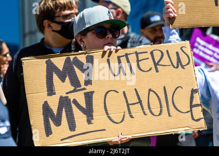 Reno, USA - am 03. Mai 2022 hält Ein Protestator ein Schild mit der Aufschrift "Meine Gebärmutter meine Wahl" während der Demonstration. Demonstranten versammelten sich vor dem Bundesgericht als Reaktion auf das durchgesickerte SCOTUS-Dokument. Stockfoto