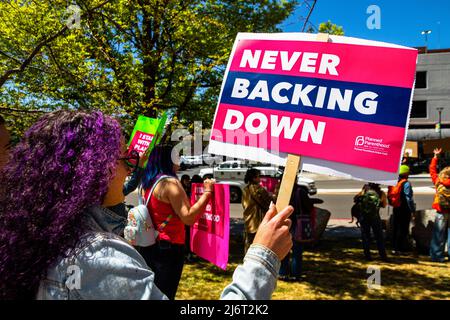 Reno, USA - am 03. Mai 2022 hält der Protestierende während der Demonstration ein Schild mit dem Titel „Never Backing down“. Demonstranten versammelten sich vor dem Bundesgericht als Reaktion auf das durchgesickerte SCOTUS-Dokument. Stockfoto