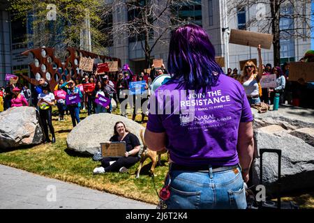 Reno, USA - am 03. Mai 2022 Spricht Ein Protestor auf einem Megaphon vor einer Menschenmenge. Demonstranten versammelten sich vor dem Bundesgericht als Reaktion auf das durchgesickerte SCOTUS-Dokument. Stockfoto
