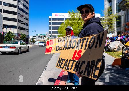 Reno, USA - am 03. Mai 2022 halten Demonstranten während der Demonstration Zeichen, die ihre Meinung zum Ausdruck bringen. Demonstranten versammelten sich vor dem Bundesgericht als Reaktion auf das durchgesickerte SCOTUS-Dokument. Stockfoto