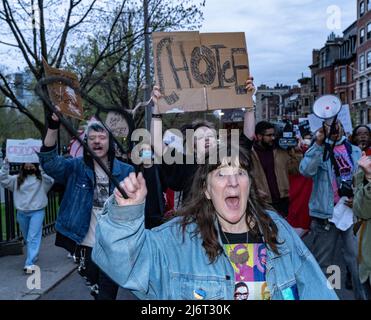 2022. Mai, Boston, Massachusetts USA: Demonstranten marschieren in den Straßen von Boston für Abtreibungsrechte ein, nachdem ein Entwurf einer Mehrheitsmeinung von Richter Samuel Alito ausgehörickt wurde, der sich darauf vorbereitet, dass eine Mehrheit des Gerichts die bahnbrechende Entscheidung von Roe gegen Wade im Laufe dieses Jahres in Boston umkehren wird. (Foto von Keiko Hiromi/AFLO) Stockfoto